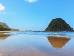 Menikmati Keindahan Pantai Pulau Merah, Surga di Banyuwangi