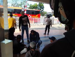 Upaya memberantas praktik percaloan yang kerap meresahkan penumpang bus antar kota dan antar provinsi di Terminal Bungurasih Siang ini