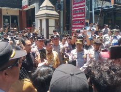 Warga Situbondo dan LSM Siti Jenar Gruduk Pemkab dan DPRD, Bongkar Dugaan Penyimpangan Aturan Yang Dilakukan Stockpile Serbuk Kayu Di Banyuglugur